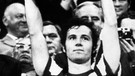 Flankiert von Torhüter Sepp Maier (r), zeigt Bayern-Libero Franz Beckenbauer (l) am 28.6.1972 den fast 80.000 Zuschauern im Münchner Olympiastadion triumphierend die eroberte Meisterschale | Bild: picture-alliance/dpa