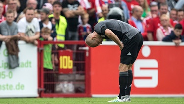 Arjen Robben steht verletzt auf dem Spielfeld | Bild: dpa-Bildfunk