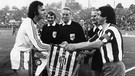 Wimpeltausch vor dem Finale 1974 FC Bayern München gegen Atletico Madrid | Bild: picture-alliance/dpa
