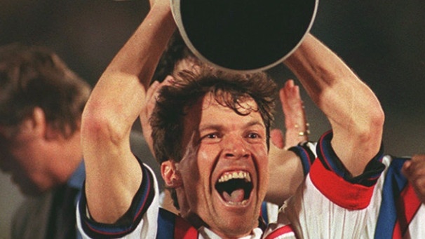 Lothar Matthäus mit dem Uefa-Pokal 1996 | Bild: picture-alliance/dpa