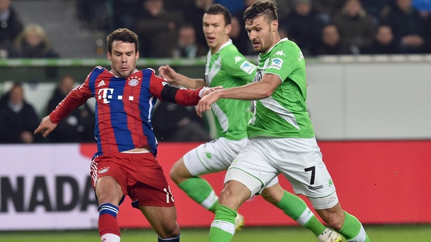 Bayerns Juan Bernat (l) und Wolfsburgs Daniel Caligiuri kämpfen um den Ball.  | Bild: dpa-Bildfunk