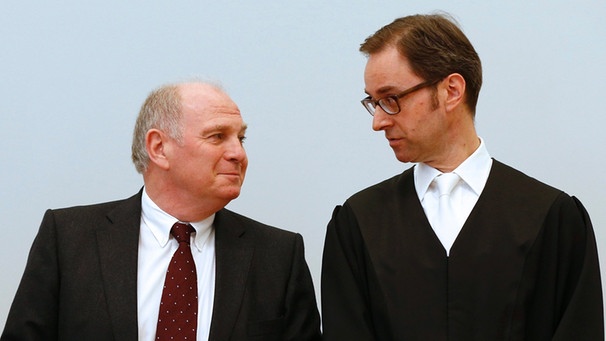 Uli Hoeneß im Gericht mit seinem Rechtsanwalt Markus Gotzens | Bild: picture-alliance/dpa