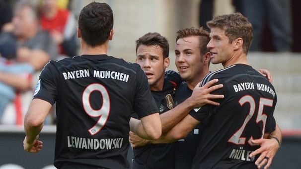 FC Bayerns Mario Götze (2.v.r) bejubelt sein Tor zum 1:0 mit Robert Lewandowski (l-r), Juan Bernat und Thomas Müller. | Bild: dpa-Bildfunk