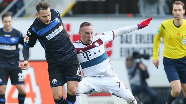 Paderborns Marvin Bakalorz (l) im Kampf um den Ball mit Münchens Franck Ribery (r). | Bild: dpa-Bildfunk
