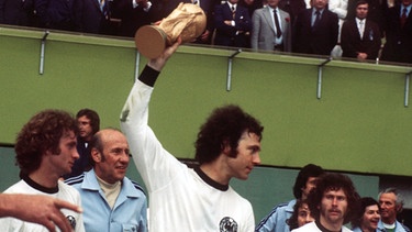 Paul Breitner 1974 Weltmeister - mit Gerd Müller und Franz Beckenbauer | Bild: picture-alliance/dpa