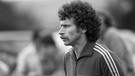 Mittelfeldspieler Paul Breitner beim Aufwärmen am 25.06.1982 im Molinon-Stadion in Gijon.  | Bild: picture-alliance/dpa