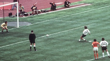 Paul Breitner beim Elfmeter im WM-Finale 1974 | Bild: dpa - Sportreport