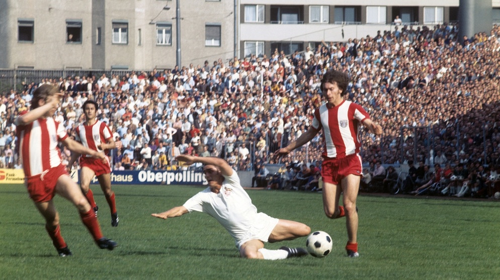 1971: Von links nach rechts: Rainer Zobel, Herwart Koppenhöfer (beide Bayern), Wolfgang Weber (Köln) und Paul Breitner (München). | Bild: picture-alliance/dpa