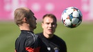 Arjen Robben (l) und Holger Badstuber vom Fußball-Bundesligisten FC Bayern München spielen den Ball am 10.03.2015 im Abschlusstraining | Bild: picture-alliance/dpa