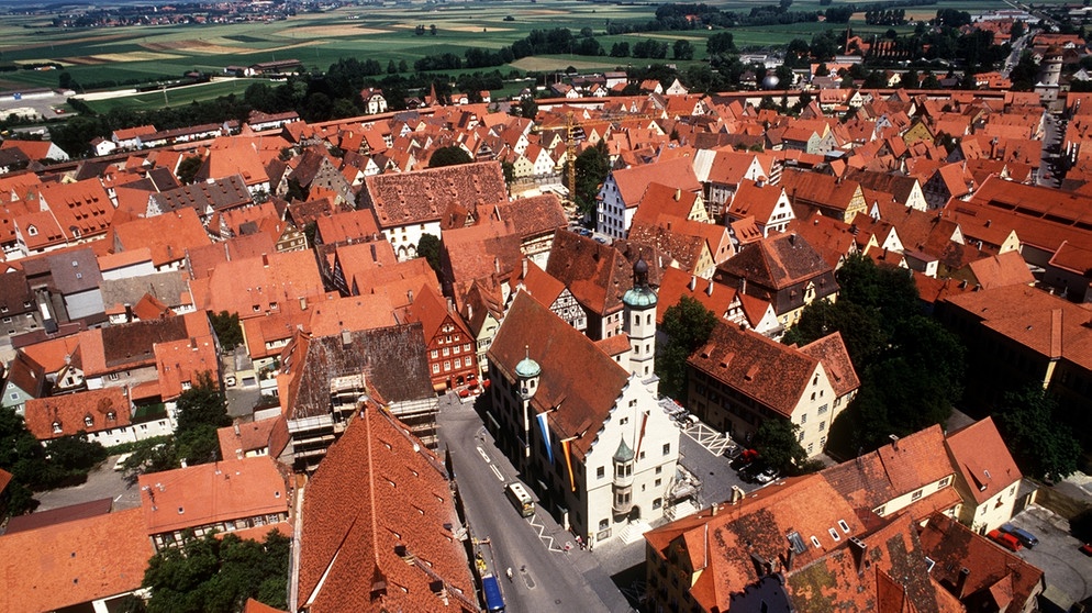 Blick vom Daniel in das Häusergewirr der mittelalterlichen Stadt Nördlingen. In der Mitte das historische Rathaus.  | Bild: picture-alliance/dpa