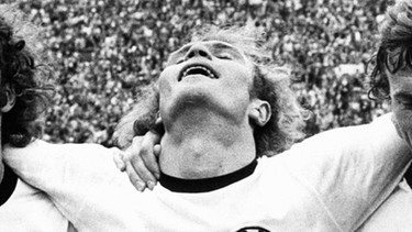 Uli Hoeneß nach dem WM-Titelgewinn 1974 | Bild: picture-alliance/dpa