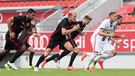 Die Mannschaft Ingolstadts sprintet während eines öffentlichen Trainings auf dem Rasen im Stadion. | Bild: picture-alliance/dpa