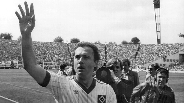 HSV-Libero Franz Beckenbauer (M) winkt am 29.5.1982 beim Verlassen des Hamburger Volksparkstadions den Zuschauern zu. | Bild: picture-alliance/dpa