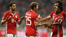 Gratulation für Thomas Müller zum 2:0 | Bild: dpa-Bildfunk
