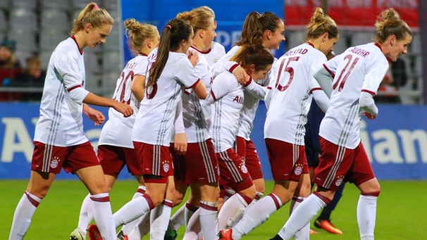 Jubelnde Bayernspielerinnen nach dem 4:0-Sieg | Bild: imago/Lackovic