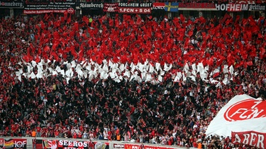 Fans des 1. FC Nürnberg feiern ihre Mannschaft vor dem DFB-Pokalfinale gegen den VfB Stuttgart (26.05.2007) im Berliner Olympiastadion. | Bild: picture-alliance/dpa