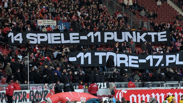 Stuttgarter Fans mit dem Rücken zur Mannschaft gedreht zeigen ein Transparent (5.12.2009).  | Bild: picture-alliance/dpa