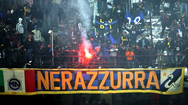 Inter Mailand-Fans werfen brennende Leuchtraketen auf das Feld und verursachen dadurch einen Spielabbruch (12.4.2005). | Bild: picture-alliance/dpa