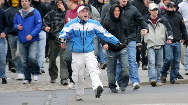 28. Oktober 2007: Nach einem Sachsenliga-Spiel greifen Fans von Dynamo Dresden II auf dem Pirnaischen Platz im Zentrum der sächsischen Landeshauptstadt Polizisten und Anhänger von Lok Leipzig mit Steinwürfen an. | Bild: picture-alliance/dpa
