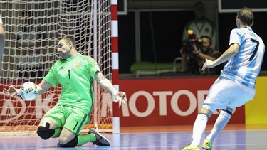Russlands Torwart Georgy Zamtaradze und Argentiniens Leandro Kussolino währen dem Futsal Weltcup-Finale (10.02.16)  | Bild: picture-alliance/dpa