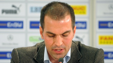 Der entlassene Trainer des VfB Stuttgart Markus Babbel während einer Pressekonferenz (6.12.2009) | Bild: picture-alliance/dpa
