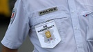 Französischer Polizist trägt ein Schild "Die Mannschaft" | Bild: dpa-Bildfunk
