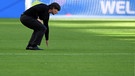 Bundestrainer Joachim Löw inspiziert den Platz | Bild: dpa-Bildfunk