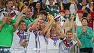 Fußball-Nationalmannschaft mit dem WM-Pokal | Bild: picture-alliance/epa