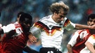 Jürgen Klinsmann (2. v. l.)  setzt sich gegen Khaleel Ghanim Mubarak (Vereinigte Arabische Emirate, l.) durch, daneben Rudi Völler (r.) | Bild: imago images