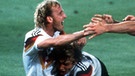 Dann ist das Spiel aus. Torschütze Andreas Brehme lässt sich feiern. v. li.: Stefan Reuter, Rudi Völler und Jürgen Klinsmann. | Bild: imago images