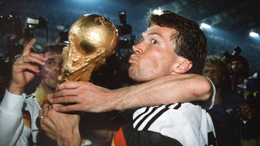 Lothar Matthäus mit WM-Pokal 1990 | Bild: imago (Pressefoto Baumann)