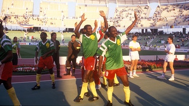 Winkende Kamerun-Spieler | Bild: imago (Sven Simon)