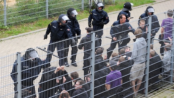 10. September 2011, Osnabrück - Münster: Polizeibeamte kesseln Fußballfans ein | Bild: picture-alliance/dpa