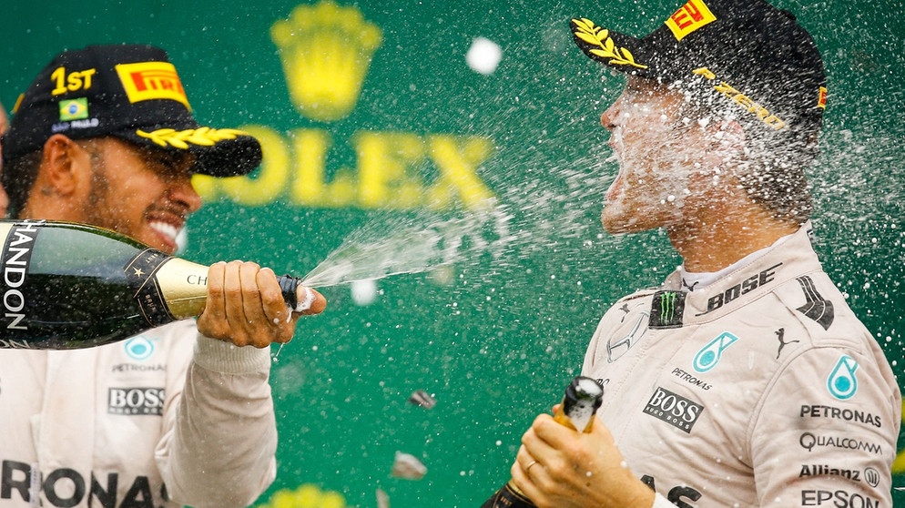 Lewis Hamilton und Niko Rosberg feiern nach Platz eins und zwei in Brasilien - 2016 | Bild: dpa-Bildfunk