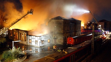 Oktober 2005: Brand im Lokschuppen der Deutschen Bahn in Nürnberg  | Bild: picture-alliance/dpa