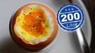 Ei im Eierbecher. Mit einem Frühstücksei verzehren Sie auch 200 Liter virtuelles Wasser: Dieser Wasserverbrauch versteckt sich in jedem Ei. Er entsteht vor allem für die Bewässerung des Futters, das ein Huhn im Laufe seines Lebens frisst. | Bild: colourbox.com