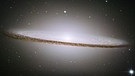 Die Somberogalaxie liegt "edge on" zu uns, wir blicken aufdie Kante der Galaxie | Bild: NASA