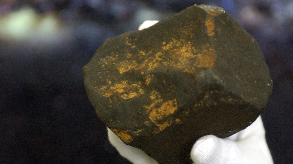 Erstes gefundenes Bruchstück des Meteoriten bei Neuschwanstein | Bild: picture-alliance/dpa