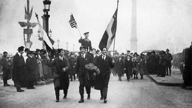 November 1918: Nach Kriegsende tragen Franzosen amerikanische Soldaten durch Paris | Bild: SZ Photo / Scherl