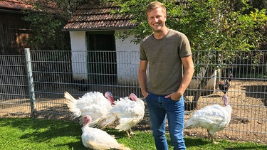 Unser Land-Moderator Florian Kienast beschäftigt sich mit Antibiotikaeinsatz in der Tierhaltung | Bild: BR