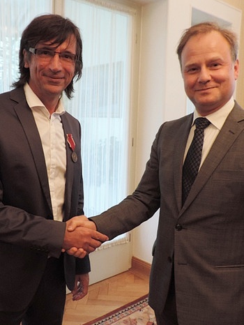 Artur Nowak-Far gratuliert Thomas Muggenthaler | Bild: Generalkonsulat