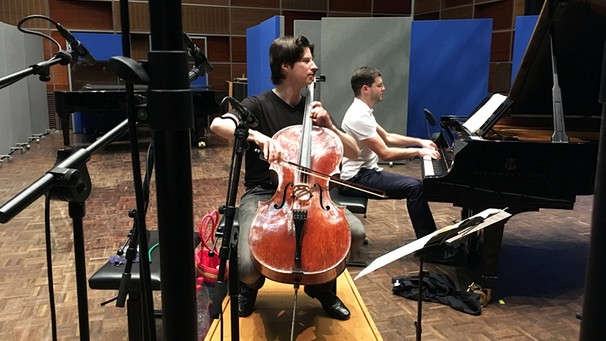Daniel Müller-Schott am Cello und Francesco Piemontesi am Flügel spielen sich für die nächste Aufnahme ein. | Bild: BR
