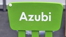 Grüner Stuhl "Azubi" | Bild: picture-alliance/dpa