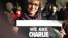 Mercedes Riederer, Chefredakteurin BR-Hörfunk, mit Plakat "Je suis Charlie" | Bild: BR