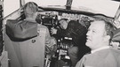Dagobert Lindlau bei einer Reportage 1962 in der amerikanischen Luftwaffenbasis in Bari für Sendung "Chronik"  | Bild: BR / Historisches Archiv