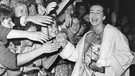 Marianne Koch wird am 29.06.1957 bei ihrem Eintreffen auf dem Internationalen Filmball anlässlich der VII. Internationalen Filmfestspiele Berlin von Fans stürmisch begrüßt. | Bild: picture-alliance/dpa
