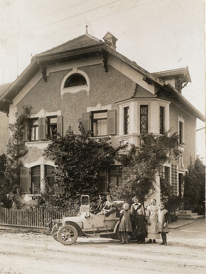 Isabel Mühlfenzl mit Familie vor ihrem Elternhaus | Bild: Privat