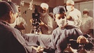 Filmaufnahmen im Operationssaal im Vordergrund Chirurgin Prof. Ursula Schmidt-Tintemann, im Hintergrund Kameramann Manfred Feichtner, daneben Dagobert Lindlau | Bild: Privat