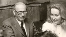 Isabel Mühlfenzl mit dem damaligen Chefredakteur Fernsehen, Robert Lembke, 1971 | Bild: Privat