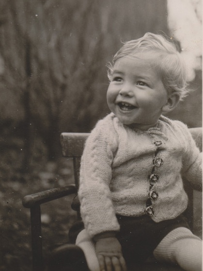 Jürgen Herrmann als 2-Jähriger im Garten in Berlin-Zehlendorf, 1945 | Bild: privat